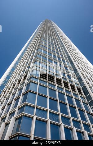 Two International Finance Centre (Two IFC), Hongkong. Ein beeindruckendes, flaches Foto des hochaufragenden Wolkenkratzers und seiner Fassade vor dem blauen Himmel. Stockfoto