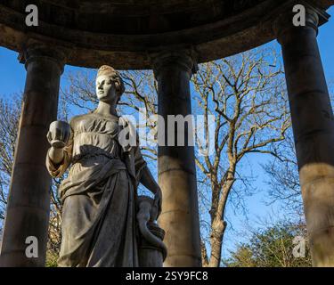 Edinburgh, Schottland - 17. Februar 2023: St. Bernards Well on the Water of Leith in Edinburgh, erbaut im Stil eines runden griechischen Tempels wi Stockfoto