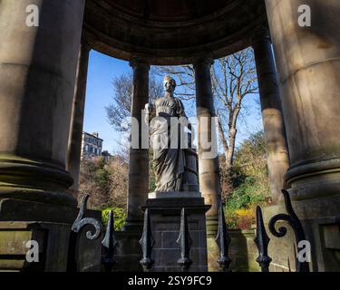 Edinburgh, Schottland - 17. Februar 2023: St. Bernards Well on the Water of Leith in Edinburgh, erbaut im Stil eines runden griechischen Tempels wi Stockfoto