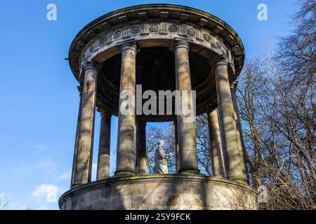 Edinburgh, Schottland - 17. Februar 2023: St. Bernards Well on the Water of Leith in Edinburgh, erbaut im Stil eines runden griechischen Tempels wi Stockfoto