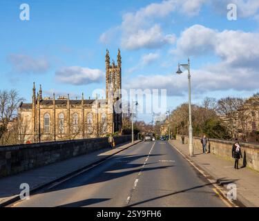 Edinburgh, Schottland - 17. Februar 2023: Blick über die Dean Bridge in Edinburgh, Schottland, mit Blick auf die Rhema Christian Centre Church. Stockfoto