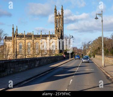 Edinburgh, Schottland - 17. Februar 2023: Blick über die Dean Bridge in Edinburgh, Schottland, mit Blick auf die Rhema Christian Centre Church. Stockfoto