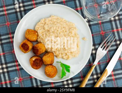 Fleischbällchen Albondigas mit Haferbrei Stockfoto