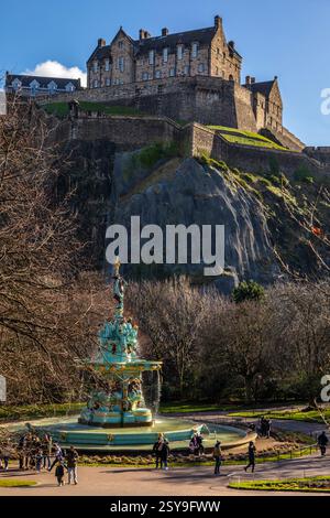 Blick von den West Princes Street Gardens auf das historische Edinburgh Castle, das über dem Ross Fountain in Edinburgh, Schottland, thront. Stockfoto