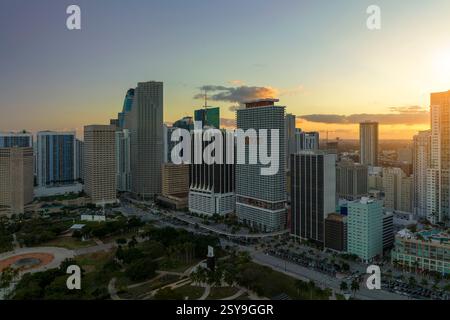 Abendliche Stadtlandschaft im Stadtteil Miami Brickell in Florida, USA. Skyline mit dunklen hohen Wolkenkratzern und Straße mit Autos und Stockfoto