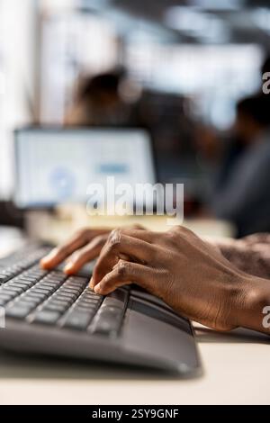 Männlicher Unternehmer, der Finanzplanung und Zielsetzung durchführt und Expertise im Budgetmanagement demonstriert. CEO analysiert Online-Berichte und -Prognosen, um Wachstumspläne des Unternehmens voranzutreiben. Nahaufnahme. Stockfoto