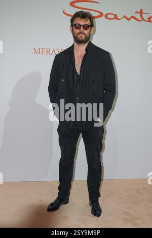 Mailand, Italien. Februar 2025. Mailand, Mailand Damen Fashion Week: Herbst/Winter 2025/26 - Damenmode, Herbst/Winter 2025/26 - Abendessen zum 50. Jahrestag von Santoni - Gäste auf dem Foto: Alex Pettyfer Credit: Independent Photo Agency/Alamy Live News Stockfoto