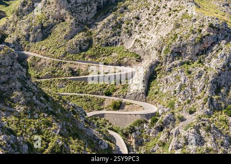 Die gewundene Bergstraße schlängelt sich durch das felsige Gelände der Serra de Tramuntana. Mallorca, Balearen, Spanien Stockfoto