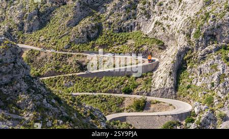 Panoramablick auf die gewundene Bergstraße schlängelt sich durch das felsige Gelände der Serra de Tramuntana. Mallorca, Balearen, Spanien Stockfoto