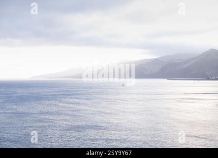 Wunderschöner Blick auf die kanische Küste an einem nebeligen Tag. Insel Madeira, Portugal Stockfoto
