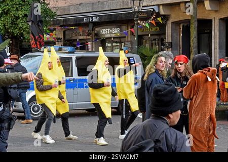 In der Altstadt in Düsseldorf ist der Straßenkarneval eröffnet. Ein Altweiber feiert die Menschen in den Gassen den Karneval. Feiernde auf der Heinrich-Heine-Allee. Düsseldorf Deutschland *** der Straßenkarneval ist in der Düsseldorfer Altstadt geöffnet in den Gassen der Heinrich-Heine-Allee Düsseldorf Deutschland feiern die Menschen den Karneval Stockfoto