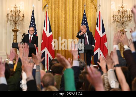 Washington DC, USA, 27. Februar 2025. (LR) der britische Premierminister Keir Starmer und US-Präsident Donald Trump nehmen am 27. Februar 2025 in Washington DC an einer gemeinsamen Pressekonferenz im East Room des Weißen Hauses Teil. Der britische Premierminister Sir Keir Starmer traf US-Präsident Donald Trump während seines ersten Besuchs im Weißen Haus. Quelle: Chen Mengtong/China News Service/Alamy Live News Stockfoto