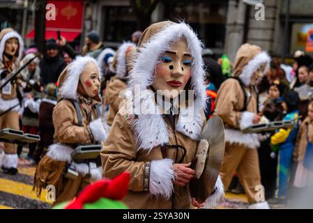 Luzern, Schweiz. Februar 2025. Eine Guggenmusik-Band tritt während der Fritschi-Parade in Luzerner Fasnacht auf. Die traditionelle Parade bietet farbenfrohe Kostüme, Wagen und lebhafte Blasmusik. Quelle: Fabienne Koch/Alamy Live News Stockfoto