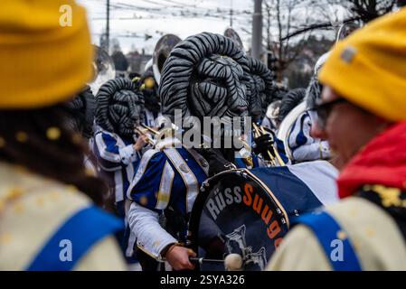 Luzern, Schweiz. Februar 2025. Eine Guggenmusik-Band tritt während der Fritschi-Parade in Luzerner Fasnacht auf. Die traditionelle Parade bietet farbenfrohe Kostüme, Wagen und lebhafte Blasmusik. Quelle: Fabienne Koch/Alamy Live News Stockfoto
