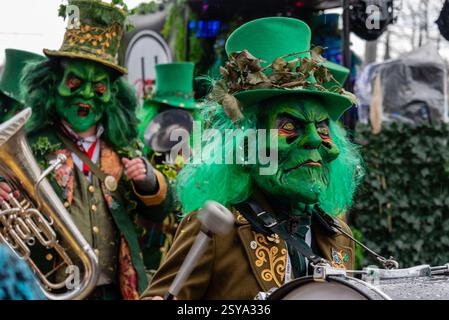 Luzern, Schweiz. Februar 2025. Eine Guggenmusik-Band tritt während der Fritschi-Parade in Luzerner Fasnacht auf. Die traditionelle Parade bietet farbenfrohe Kostüme, Wagen und lebhafte Musikvorführungen. Quelle: Fabienne Koch/Alamy Live News Stockfoto