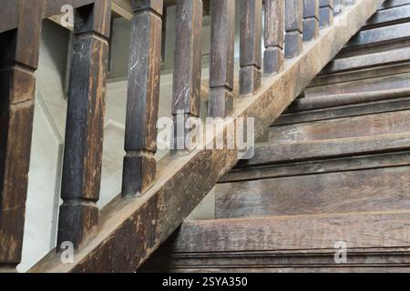Alte Holztreppe im Vintage-Stil in geschützter Retro-Architektur Stockfoto