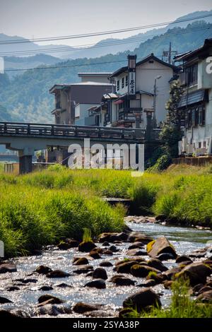 Der Misasa River fließt am 30. Mai 2017 am Hauptbadebezirk der Thermalstadt Misasa in der Präfektur Tottori vorbei. Stockfoto