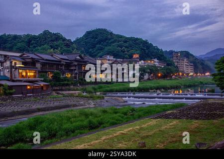Das Foto zeigt einige der Unterkünfte, die am 30. Mai 2017 den Misasa River säumen, im Thermalbad von Misasa Town, Präfektur Tottori. Stockfoto