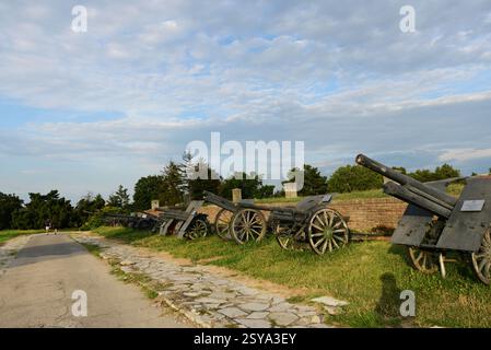 Alte Militärausrüstung, ausgestellt im Militärmuseum im Kalemegdan Park in Belgrad, Seribia. Stockfoto