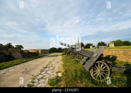 Alte Militärausrüstung, ausgestellt im Militärmuseum im Kalemegdan Park in Belgrad, Seribia. Stockfoto