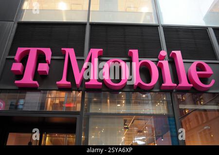 New York, Usa. Februar 2025. Ein T-Mobile-Geschäft ist in Manhattan, New York City, zu sehen. Quelle: SOPA Images Limited/Alamy Live News Stockfoto