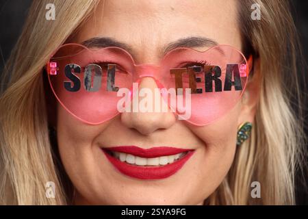 Bogota, Kolumbien. Februar 2025. Ein Shakira-Fan trägt eine Sonnenbrille, die auf ihr Lied Soltera (Single) im Vorfeld ihres Konzerts in Bogota, dem kolumbianischen El Campin Stadium am 26. Februar 2025, Bezug nimmt. Foto: Jorge Londono/Long Visual Press Credit: Long Visual Press/Alamy Live News Stockfoto