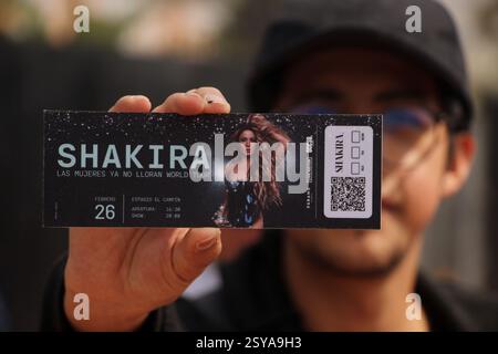 Bogota, Kolumbien. Februar 2025. Ein Shakira-Fan hält sein Ticket vor ihrem Konzert im kolumbianischen El Campin Stadium Bogota am 26. Februar 2025. Foto: Jorge Londono/Long Visual Press Credit: Long Visual Press/Alamy Live News Stockfoto