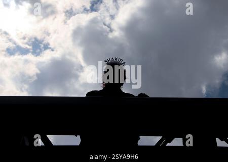Bogota, Kolumbien. Februar 2025. Ein Fan verwendet ein Stirnband mit dem Namen Shakira vor ihrem Konzert im kolumbianischen El Campin Stadium Bogota am 26. Februar 2025. Foto: Jorge Londono/Long Visual Press Credit: Long Visual Press/Alamy Live News Stockfoto