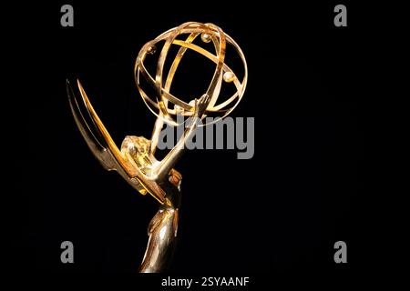 Emmy Award Trophäe - Nahaufnahme einer regionalen Statue, die von der Mittelatlantischen Abteilung der National Academy of Television Arts and Sciences weiß verliehen wurde Stockfoto
