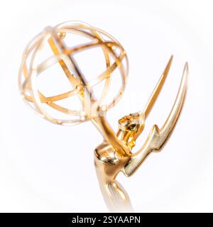 Emmy Award Trophäe - Nahaufnahme einer regionalen Statue, die von der Mittelatlantischen Abteilung der National Academy of Television Arts and Sciences weiß verliehen wurde Stockfoto