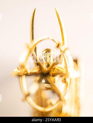 Emmy Award Trophäe - Nahaufnahme einer regionalen Statue, die von der Mittelatlantischen Abteilung der National Academy of Television Arts and Sciences weiß verliehen wurde Stockfoto