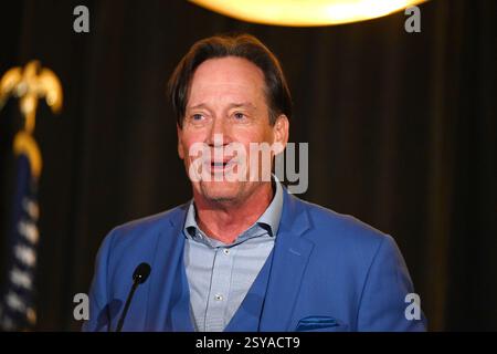 Overland Park, KS, USA. Februar 2025. Schauspieler Kevin Sorbo spricht über seine Karriere in Fernsehsendungen und Filmen während des Kansas GOP Dinners Celebrating Americas Golden Age in Overland Park, Kansas am 27. Februar 2025. Quelle: Mark Reinstein/Media Punch/Alamy Live News Stockfoto