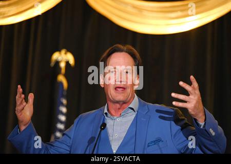 Overland Park, KS, USA. Februar 2025. Schauspieler Kevin Sorbo spricht über seine Karriere in Fernsehsendungen und Filmen während des Kansas GOP Dinners Celebrating Americas Golden Age in Overland Park, Kansas am 27. Februar 2025. Quelle: Mark Reinstein/Media Punch/Alamy Live News Stockfoto