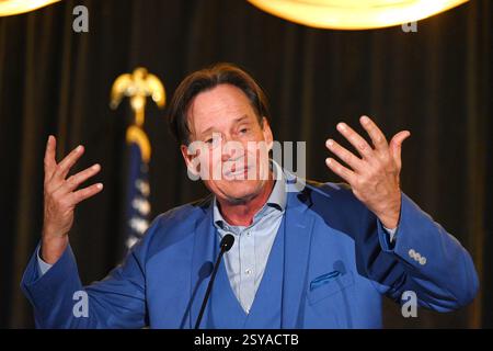 Overland Park, KS, USA. Februar 2025. Schauspieler Kevin Sorbo spricht über seine Karriere in Fernsehsendungen und Filmen während des Kansas GOP Dinners Celebrating Americas Golden Age in Overland Park, Kansas am 27. Februar 2025. Quelle: Mark Reinstein/Media Punch/Alamy Live News Stockfoto