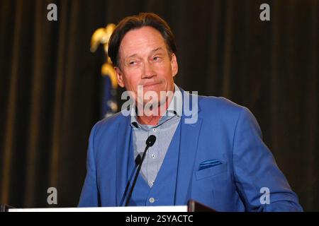 Overland Park, KS, USA. Februar 2025. Schauspieler Kevin Sorbo spricht über seine Karriere in Fernsehsendungen und Filmen während des Kansas GOP Dinners Celebrating Americas Golden Age in Overland Park, Kansas am 27. Februar 2025. Quelle: Mark Reinstein/Media Punch/Alamy Live News Stockfoto