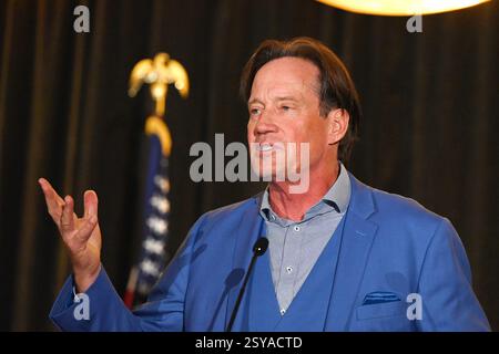 Overland Park, KS, USA. Februar 2025. Schauspieler Kevin Sorbo spricht über seine Karriere in Fernsehsendungen und Filmen während des Kansas GOP Dinners Celebrating Americas Golden Age in Overland Park, Kansas am 27. Februar 2025. Quelle: Mark Reinstein/Media Punch/Alamy Live News Stockfoto