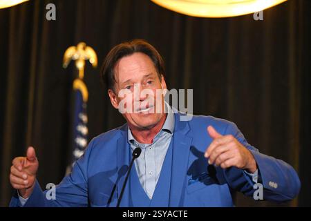 Overland Park, KS, USA. Februar 2025. Schauspieler Kevin Sorbo spricht über seine Karriere in Fernsehsendungen und Filmen während des Kansas GOP Dinners Celebrating Americas Golden Age in Overland Park, Kansas am 27. Februar 2025. Quelle: Mark Reinstein/Media Punch/Alamy Live News Stockfoto