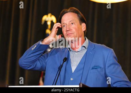 Overland Park, KS, USA. Februar 2025. Schauspieler Kevin Sorbo spricht über seine Karriere in Fernsehsendungen und Filmen während des Kansas GOP Dinners Celebrating Americas Golden Age in Overland Park, Kansas am 27. Februar 2025. Quelle: Mark Reinstein/Media Punch/Alamy Live News Stockfoto