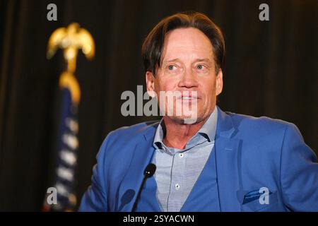 Overland Park, KS, USA. Februar 2025. Schauspieler Kevin Sorbo spricht über seine Karriere in Fernsehsendungen und Filmen während des Kansas GOP Dinners Celebrating Americas Golden Age in Overland Park, Kansas am 27. Februar 2025. Quelle: Mark Reinstein/Media Punch/Alamy Live News Stockfoto