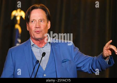 Overland Park, KS, USA. Februar 2025. Schauspieler Kevin Sorbo spricht über seine Karriere in Fernsehsendungen und Filmen während des Kansas GOP Dinners Celebrating Americas Golden Age in Overland Park, Kansas am 27. Februar 2025. Quelle: Mark Reinstein/Media Punch/Alamy Live News Stockfoto