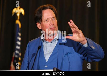 Overland Park, KS, USA. Februar 2025. Schauspieler Kevin Sorbo spricht über seine Karriere in Fernsehsendungen und Filmen während des Kansas GOP Dinners Celebrating Americas Golden Age in Overland Park, Kansas am 27. Februar 2025. Quelle: Mark Reinstein/Media Punch/Alamy Live News Stockfoto