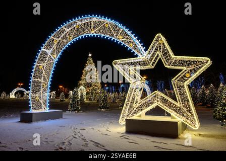 Russische Weihnachten. Weihnachtsbaum in der Nähe des Nikolaidoms in Kronshtadt. Wir feiern das neue Jahr in Russland. Stockfoto