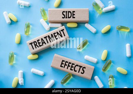 Symbol für Nebenwirkungen der Behandlung. Concept Words-Nebenwirkungen an Holzblöcken. Schöner blauer Hintergrund mit Pillen. Gesundheitswesen und Side Treatm Stockfoto