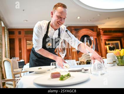 Berlin, Deutschland. Februar 2025. Im Restaurant des Hotels Adlon Kempinski steht Berliner Meisterkoch Jonas Zörner, neuer Chefkoch im 'Lorenz Adlon Esszimmer'. Quelle: Jens Kalaene/dpa/Alamy Live News Stockfoto