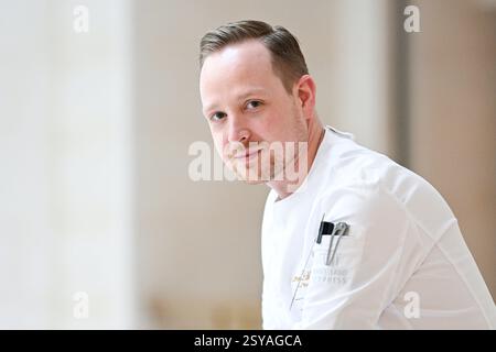 Berlin, Deutschland. Februar 2025. Berliner Meisterkoch Jonas Zörner, neuer Chefkoch im Lorenz Adlon Esszimmer, steht bei einer Fotogelegenheit im Hotel Adlon Kempinski. Quelle: Jens Kalaene/dpa/Alamy Live News Stockfoto