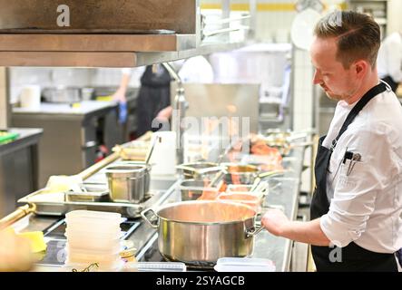 Berlin, Deutschland. Februar 2025. Berliner Küchenmeister Jonas Zörner, neuer Küchenchef im 'Lorenz Adlon Esszimmer', bei der Arbeit in der Küche. Quelle: Jens Kalaene/dpa/Alamy Live News Stockfoto