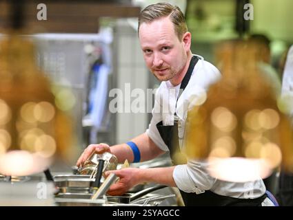Berlin, Deutschland. Februar 2025. Berliner Küchenmeister Jonas Zörner, neuer Küchenchef im 'Lorenz Adlon Esszimmer', bei der Arbeit in der Küche. Quelle: Jens Kalaene/dpa/Alamy Live News Stockfoto