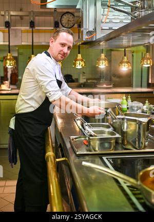 Berlin, Deutschland. Februar 2025. Berliner Küchenmeister Jonas Zörner, neuer Küchenchef im 'Lorenz Adlon Esszimmer', bei der Arbeit in der Küche. Quelle: Jens Kalaene/dpa/Alamy Live News Stockfoto