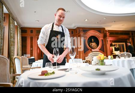 Berlin, Deutschland. Februar 2025. Im Restaurant des Hotels Adlon Kempinski steht Berliner Meisterkoch Jonas Zörner, der neue Chefkoch des Lorenz Adlon Esszimmers. Quelle: Jens Kalaene/dpa/Alamy Live News Stockfoto