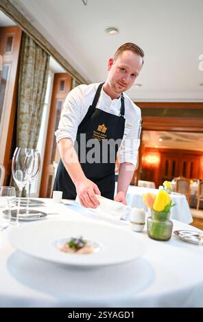 Berlin, Deutschland. Februar 2025. Im Restaurant des Hotels Adlon Kempinski steht Berliner Meisterkoch Jonas Zörner, neuer Chefkoch im 'Lorenz Adlon Esszimmer'. Quelle: Jens Kalaene/dpa/Alamy Live News Stockfoto